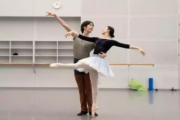 新国立劇場「バレエ・コフレ 2026」リハーサル中の柴山紗帆、李明賢に聞く『テーマとヴァリエーション』への取り組み