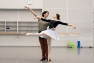 新国立劇場「バレエ・コフレ 2026」リハーサル中の柴山紗帆、李明賢に聞く『テーマとヴァリエーション』への取り組み