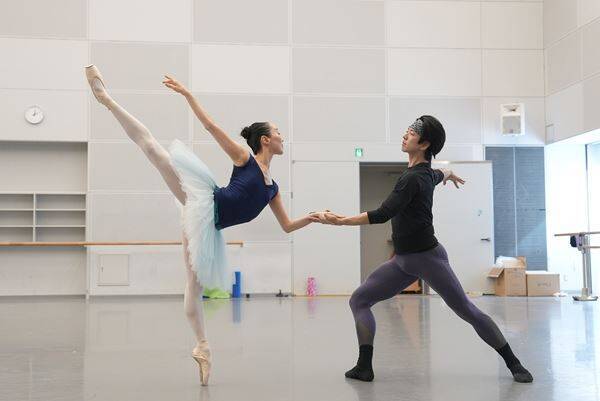 新国立劇場「バレエ・コフレ 2026」リハーサル中の柴山紗帆、李明賢に聞く『テーマとヴァリエーション』への取り組み