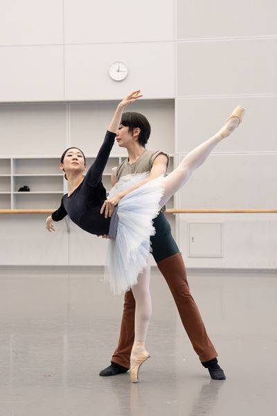 新国立劇場「バレエ・コフレ 2026」リハーサル中の柴山紗帆、李明賢に聞く『テーマとヴァリエーション』への取り組み