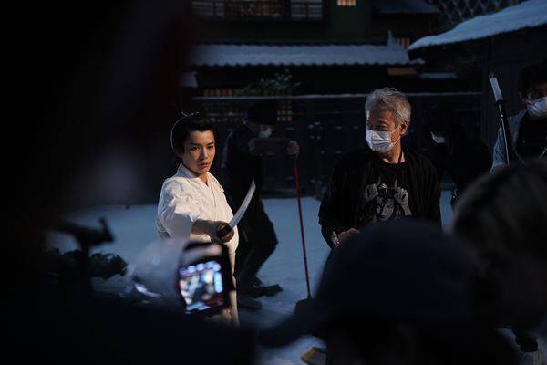 なにわ男子・長尾謙杜の艶やかな打掛姿！ 『木挽町のあだ討ち』新カット公開　プロデューサーも惚れる「美しい面立ち」