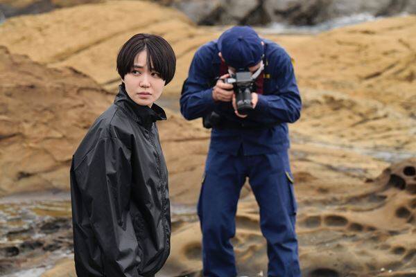 吉岡里帆×奈緒『シャドウワーク』緊迫の場面写真＆人物相関図解禁！ 北村匠海や原嘉孝の姿も
