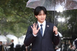 中島健人「特別な高揚感」雨のレッドカーペットに登場！ 第39回東京国際映画祭が開幕