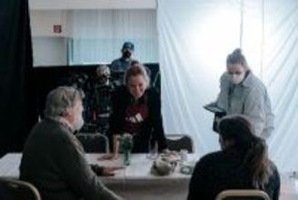 監督・キャストも自身のルーツを投影。家族の歴史を辿る『旅の終わりのたからもの』に込められた魂の記録