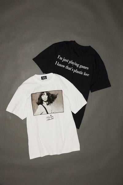 竹内まりやとJOURNAL STANDARDがコラボTシャツを発売 　代表曲「Plastic Love」のリリックをデザイン