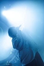 seiza、「あなたのおかげで続けられた」即完の初ワンマンで涙と感謝を歌に乗せてーー ボカロ曲のセルフカバーから新曲まで、全曲披露の軌跡をレポート