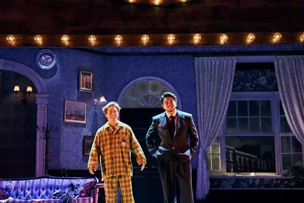 井口理（King Gnu）主演の舞台『キャッシュ・オン・デリバリー』開幕！ 実力派俳優陣の個性が爆発するドタバタコメディ