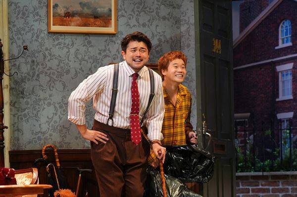 井口理（King Gnu）主演の舞台『キャッシュ・オン・デリバリー』開幕！ 実力派俳優陣の個性が爆発するドタバタコメディ