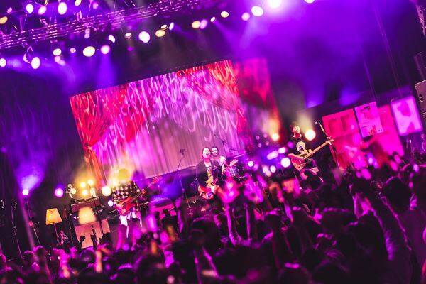 オレンジスパイニクラブが“一番大きな愛”を届けた、ツアー『見えないものに愛を』オフィシャルレポート