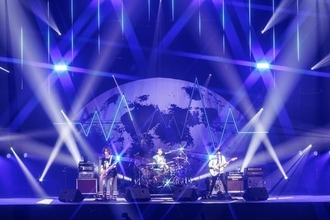 UNISON SQUARE GARDEN、『うるわしの前の晩』ツアー映像作品より「シグナルABC」ライブ映像を公開！