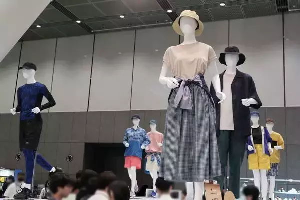 ワークマン春夏新製品のイチオシアイテム「シーンレスブラウス」等を写真でご紹介