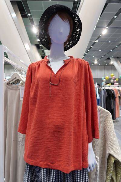 ワークマン春夏新製品のイチオシアイテム「シーンレスブラウス」等を写真でご紹介