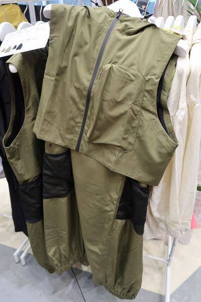 ワークマン春夏新製品のイチオシアイテム「シーンレスブラウス」等を写真でご紹介