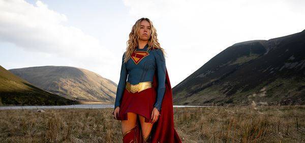 映画『スーパーガール』フォーマット別ポスター＆新たな場面写真10点が解禁