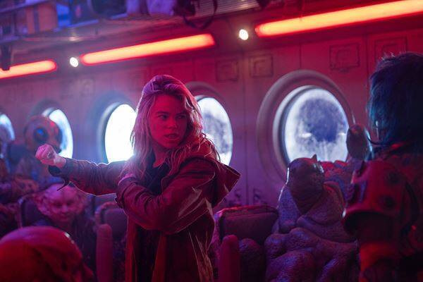 映画『スーパーガール』フォーマット別ポスター＆新たな場面写真10点が解禁