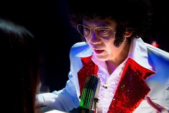 唐沢寿明のアイデアで“アフロ”に！ 映画『ミステリー・アリーナ』で見せる狂気と変幻自在の表情