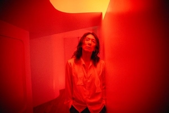 吉井和哉、新曲「甘い吐息を震わせて」のMVプレミア公開　20年ぶりに竹内スグル監督とタッグを組んで制作