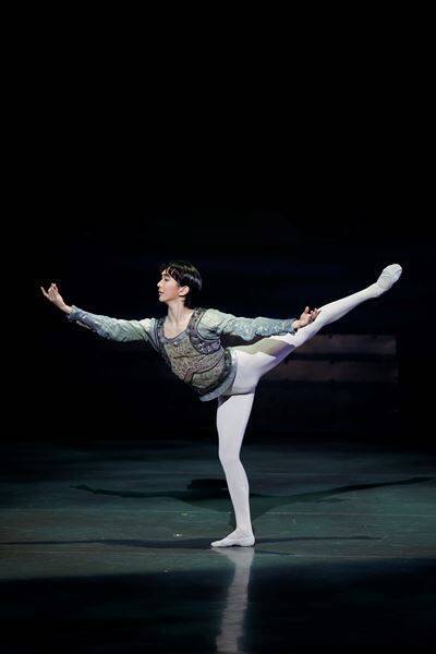 『白鳥の湖』上演の新国立劇場バレエ団　入団2年目の李明賢が明かす初役ジークフリード王子に向けての緊張感と期待