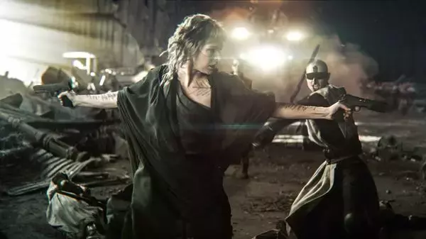 ミラ・ジョヴォヴィッチ、デイヴ・バウティスタが二丁拳銃で戦う『ロストランズ』本編映像公開