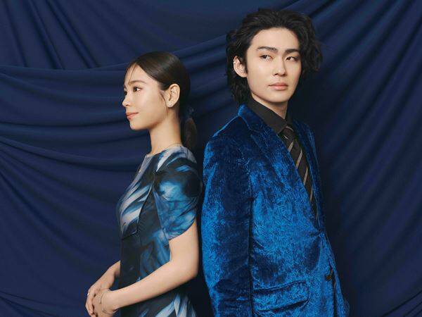 新鮮な顔合わせのハムレット×オフィーリア。市川染五郎と當真あみが、“今”の『ハムレット』を誕生させる。