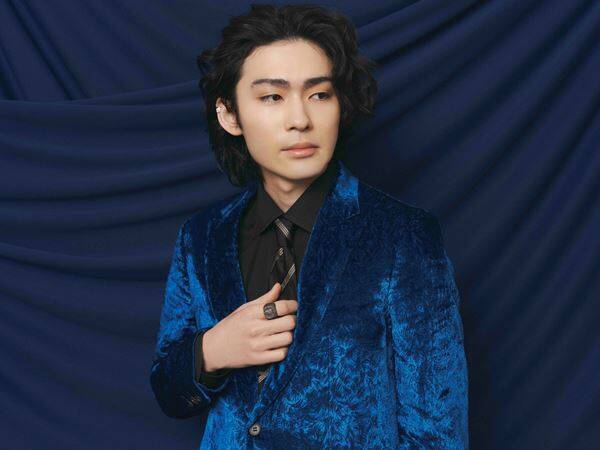 新鮮な顔合わせのハムレット×オフィーリア。市川染五郎と當真あみが、“今”の『ハムレット』を誕生させる。