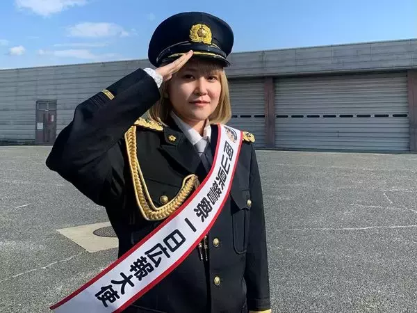 さとうもか、岡山県警察1日広報大使に就任　県警察音楽隊とのミニコンサートを開催