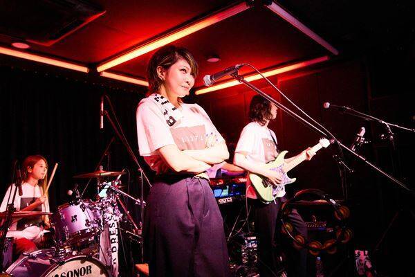 Little Black Dress、メジャー1stアルバム『AVANTGARDE』を引っ提げた東京ワンマンで魅せた一体感「一緒の空間で音楽を分かち合える幸せ」【オフィシャルレポート】