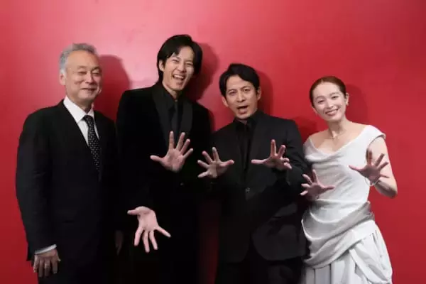 岡田准一がピアノ練習の裏話を披露『SUKIYAKI 上を向いて歩こう』舞台挨拶レポート 最新予告＆メインビジュアルも解禁
