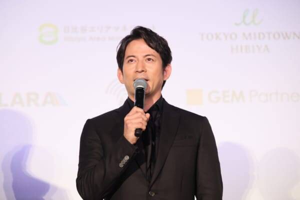 岡田准一がピアノ練習の裏話を披露『SUKIYAKI 上を向いて歩こう』舞台挨拶レポート 最新予告＆メインビジュアルも解禁