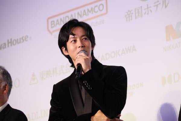 岡田准一がピアノ練習の裏話を披露『SUKIYAKI 上を向いて歩こう』舞台挨拶レポート 最新予告＆メインビジュアルも解禁