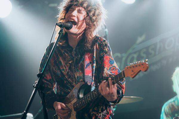 心震わせる歌声と鋭利なロックの衝撃――『Grasshopper vol.40』爛漫天国、YANK、(((((Cutie)))))が音楽で繋いだ濃密な3マンをレポート