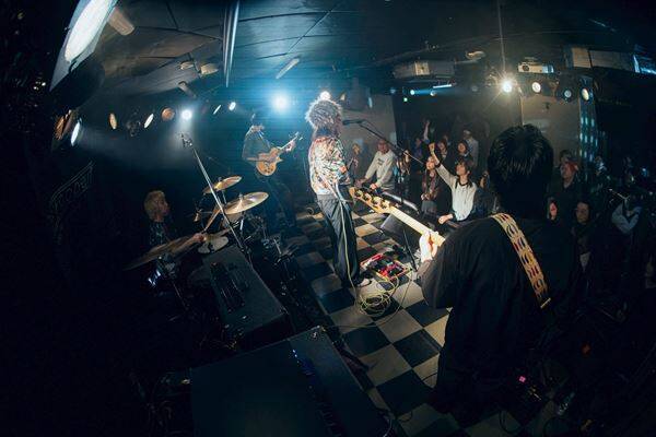 心震わせる歌声と鋭利なロックの衝撃――『Grasshopper vol.40』爛漫天国、YANK、(((((Cutie)))))が音楽で繋いだ濃密な3マンをレポート