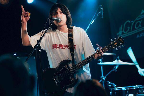 心震わせる歌声と鋭利なロックの衝撃――『Grasshopper vol.40』爛漫天国、YANK、(((((Cutie)))))が音楽で繋いだ濃密な3マンをレポート