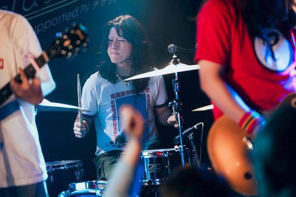 心震わせる歌声と鋭利なロックの衝撃――『Grasshopper vol.40』爛漫天国、YANK、(((((Cutie)))))が音楽で繋いだ濃密な3マンをレポート