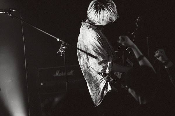 心震わせる歌声と鋭利なロックの衝撃――『Grasshopper vol.40』爛漫天国、YANK、(((((Cutie)))))が音楽で繋いだ濃密な3マンをレポート