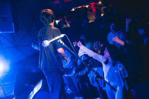 若手バンドを応援する『Grasshopper vol.37』至福ぽんちょ、NOIMAGE、「夜と同時に、動き出す。」の3組が、等身大のサウンドで心に寄り添った下北沢の夜をレポート