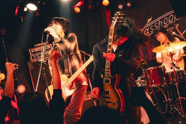 若手バンドを応援する『Grasshopper vol.37』至福ぽんちょ、NOIMAGE、「夜と同時に、動き出す。」の3組が、等身大のサウンドで心に寄り添った下北沢の夜をレポート