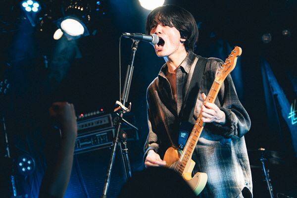 若手バンドを応援する『Grasshopper vol.37』至福ぽんちょ、NOIMAGE、「夜と同時に、動き出す。」の3組が、等身大のサウンドで心に寄り添った下北沢の夜をレポート