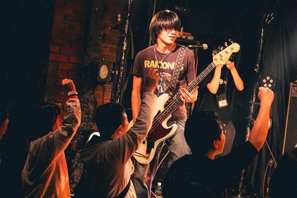 若手バンドを応援する『Grasshopper vol.37』至福ぽんちょ、NOIMAGE、「夜と同時に、動き出す。」の3組が、等身大のサウンドで心に寄り添った下北沢の夜をレポート