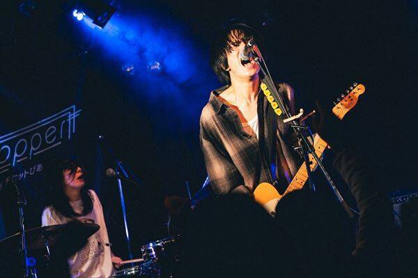 若手バンドを応援する『Grasshopper vol.37』至福ぽんちょ、NOIMAGE、「夜と同時に、動き出す。」の3組が、等身大のサウンドで心に寄り添った下北沢の夜をレポート