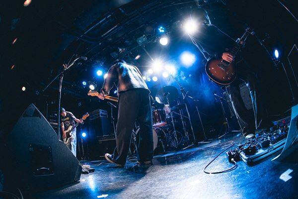 若手バンドを応援する『Grasshopper vol.37』至福ぽんちょ、NOIMAGE、「夜と同時に、動き出す。」の3組が、等身大のサウンドで心に寄り添った下北沢の夜をレポート