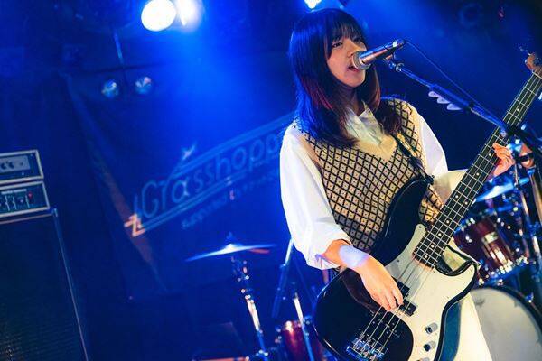 若手バンドを応援する『Grasshopper vol.37』至福ぽんちょ、NOIMAGE、「夜と同時に、動き出す。」の3組が、等身大のサウンドで心に寄り添った下北沢の夜をレポート