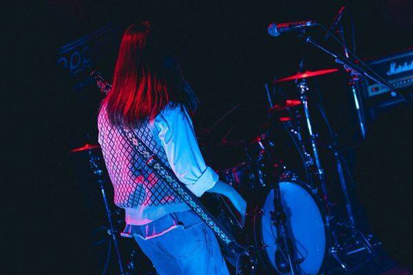 若手バンドを応援する『Grasshopper vol.37』至福ぽんちょ、NOIMAGE、「夜と同時に、動き出す。」の3組が、等身大のサウンドで心に寄り添った下北沢の夜をレポート