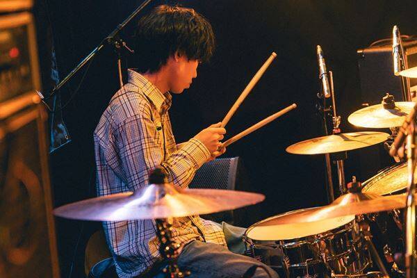 若手バンドを応援する『Grasshopper vol.37』至福ぽんちょ、NOIMAGE、「夜と同時に、動き出す。」の3組が、等身大のサウンドで心に寄り添った下北沢の夜をレポート