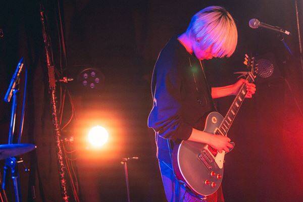 若手バンドを応援する『Grasshopper vol.37』至福ぽんちょ、NOIMAGE、「夜と同時に、動き出す。」の3組が、等身大のサウンドで心に寄り添った下北沢の夜をレポート