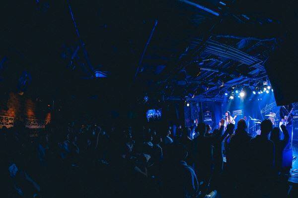 若手バンドを応援する『Grasshopper vol.37』至福ぽんちょ、NOIMAGE、「夜と同時に、動き出す。」の3組が、等身大のサウンドで心に寄り添った下北沢の夜をレポート