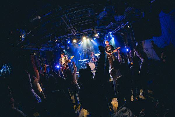 若手バンドを応援する『Grasshopper vol.37』至福ぽんちょ、NOIMAGE、「夜と同時に、動き出す。」の3組が、等身大のサウンドで心に寄り添った下北沢の夜をレポート