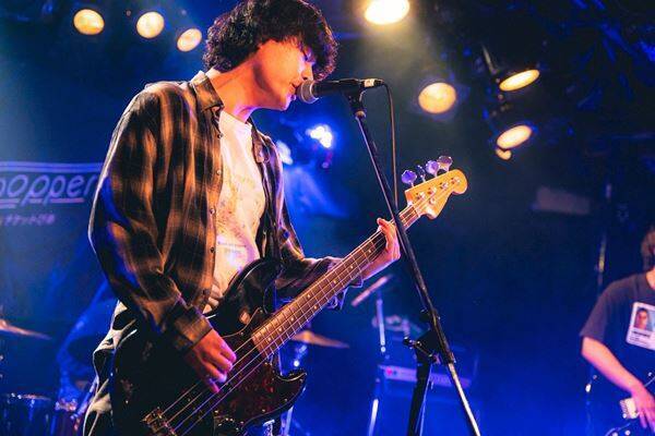 若手バンドを応援する『Grasshopper vol.37』至福ぽんちょ、NOIMAGE、「夜と同時に、動き出す。」の3組が、等身大のサウンドで心に寄り添った下北沢の夜をレポート