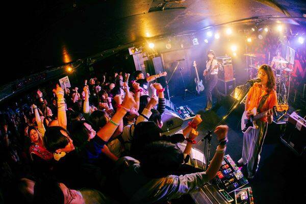 つきみ、愛と衝動を鳴らしたツアー初日 Conton Candyと作り上げた“ライブハウスという居場所”