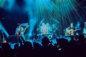 tiny yawn、敬愛するPredawnを迎えたツアー東京公演をレポート「嘘も虚飾も見栄もない」まっすぐなアンサンブルが響いた夜